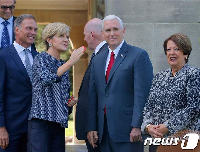 마지막 아시아 순방지인 호주를 찾은 마이크 펜스 미국 부통령(오른쪽에서 두번째). © AFP=뉴스1