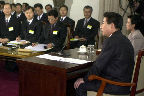 고 노무현 전 대통령(오른쪽 두 번째)이 2003년 3월9일 정부종합청사에서 열린 ‘전국 검사들과의 대화’에서 검사들의 질의에 답하고 있다. 문재인 당시 민정수석(오른쪽 세 번째)이 배석해 있다. 경향신문 자료사진