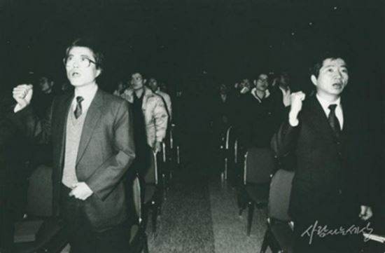 인권변호사 시절의 문재인(왼쪽) 변호사와 노무현 변호사. 사진=사람사는 세상 노무현재단