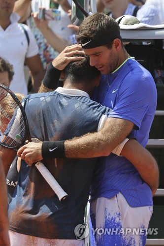 후안 마르틴 델 포트로(아르헨티나·오른쪽)가 1일 프랑스오픈 2라운드에서 니콜라스 알마그로(스페인)이 기권하자 포옹해 위로하고 있다. [AP=연합뉴스]
