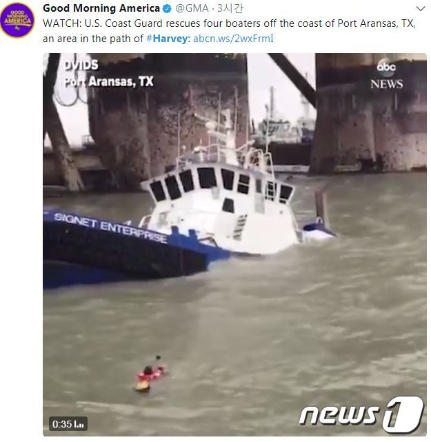 허리케인 하비의 영향으로 좌초된 선박에서 구출되고 있는 사람. (트위터 갈무리) © News1