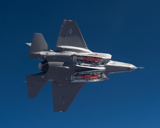 내부 무장창에 대형 폭탄 운용이 가능한 F-35A 전투기. (사진=록히드마틴 제공)