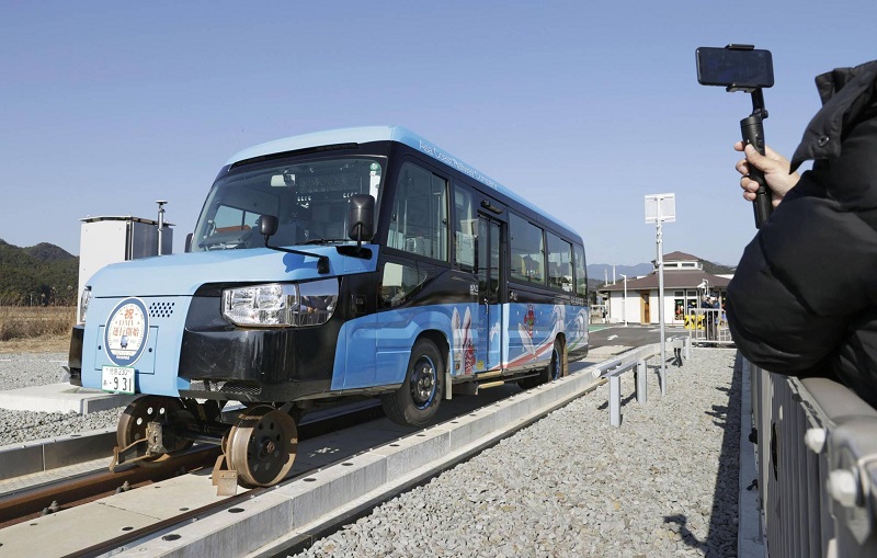 버스야 기차야? ...세계 최초 듀얼모드 차량 운행 시작   VIDEO: Bus or train? World's first dual-mode vehicle begins operating in Japan.