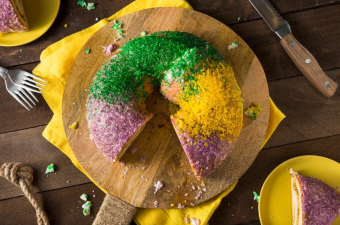 킹 케이크는 무엇입니까? 마디 그라 전통의 역사와 의미