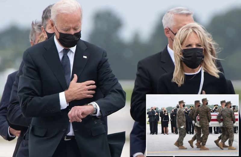 충격! 카불 테러 사망 미 해병대 영결식에서 13번 시계 본 바이든 Biden was blown up when Goldstar’s dads Darin Hoover and Mark Schmitz checked their watches during the ceremony.