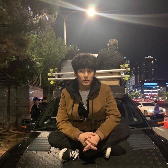 김수현, 어둠도 밝히는 잘생긴 비주얼! 차 보닛 위 쉬는 모습도 훈훈 [사진]
