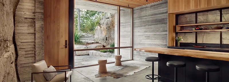 텍사스 동굴에 차려진 와이너리 clayton korte embeds cavernous winery within excavated stone hillside