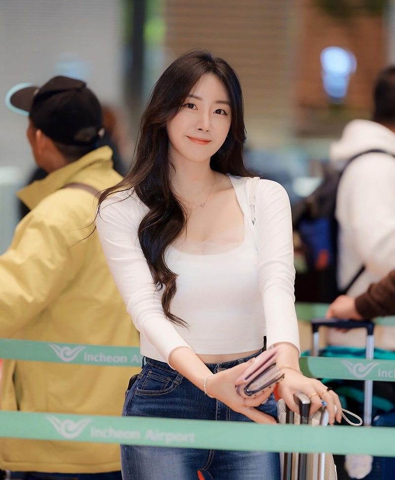 인기 치어리더 안지현이 놀라운 공항패션으로 주목