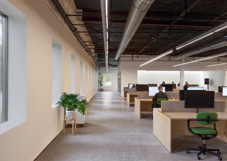 크고 & 더좋게: 100평 규모의 사무실 공간의 매력을 풀어내다