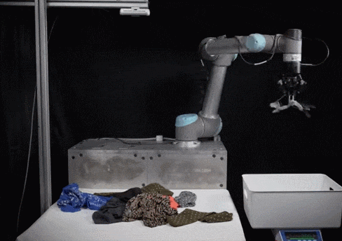 정리하는게 귀찮다고?...이제 얘 한테 시키세요! Watch AI cleaning robot that can tidy up clothes in a messy bedroom