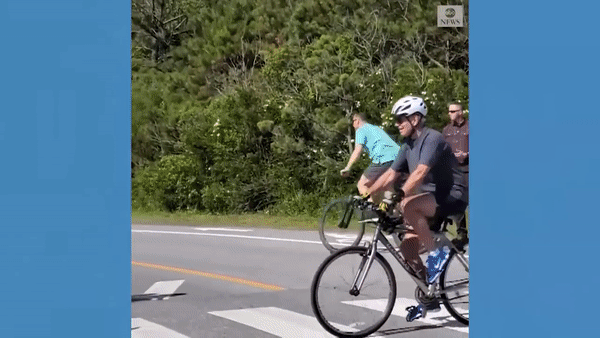 [움짤] 79세 바이든, 자전거 타다가 ‘꽈당’ 괜찮냐는 질문에 ‘깡충깡충’ 델라웨어주 개인 별장 근처 페달 클립에 발이 걸리면서 몸이 오른쪽 쏠려 바이든 대통령 자전거와 함께 나동그라져