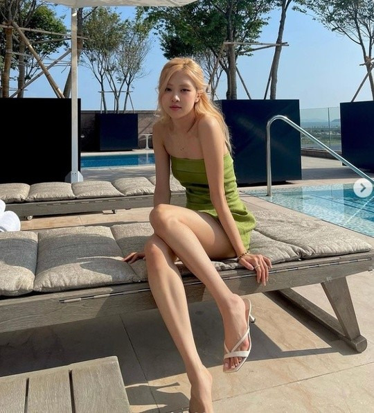 블랙핑크 로제, 수영장서 개미허리 자랑!...러블리 원피스 자태 [사진]