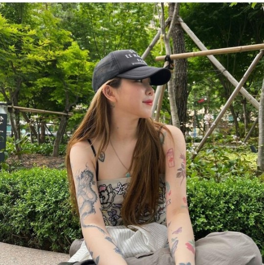 여가수 몸에 커다란 용 문신! 백예린..사람들이 피하겠어! [사진]