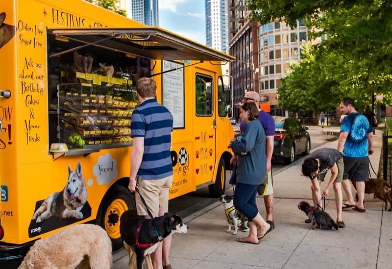 세계 최초 강아지 간식 푸드 트럭  VIDEO: The World's First Doggie Treat Truck Comes to California - Fido to go!