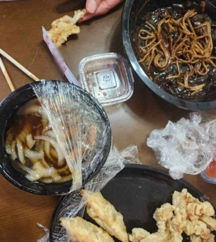 배달 중국음식, 담배꽁초 탕수육… 업주에 항의하자 “가게에 흡연자 없다, 전분회사 탓”