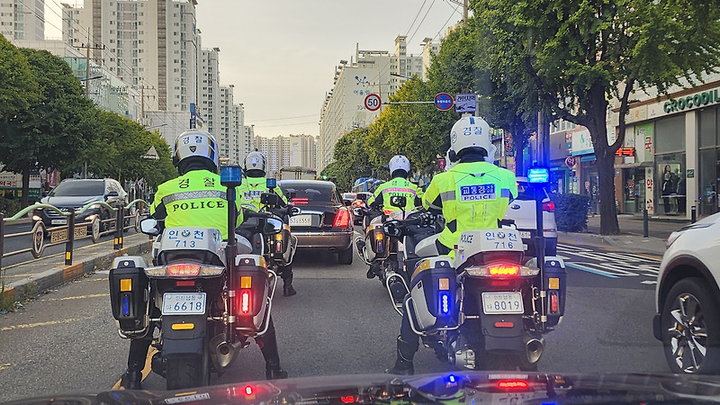출근 길 경찰들 에스코트^^
