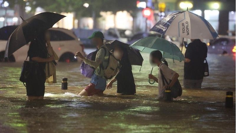서울 홍수:수십 년 만에 내린 폭우로 최소 8명 사망