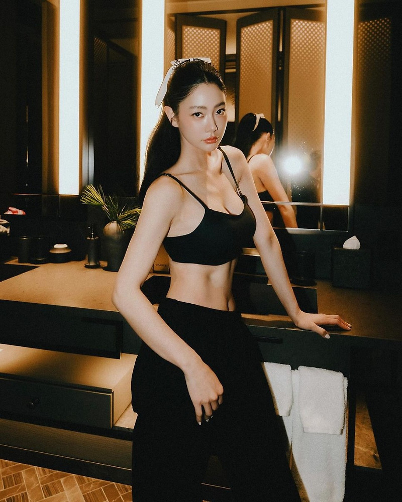 배우 클라라가 탄탄한 근육질 복근을 자랑했다.