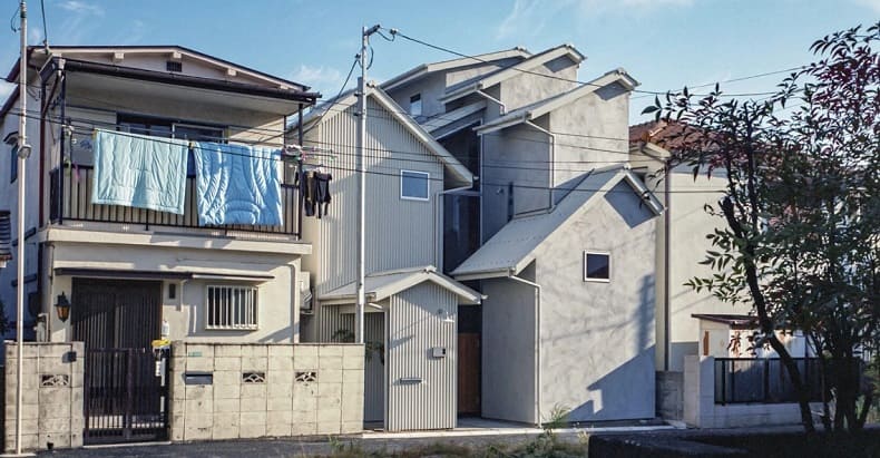 후지와라무로 건축가들의 4인 가족 '하우스 인 고시엔' 'House in koshien' by fujiwaramuro architects echoes japan's connecting roads + alleys