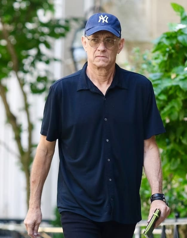 수척한 모습의 톰 행크스...중병 걸렸나 VIDEO: Tom Hanks appears thin while out in NYC amid health concerns