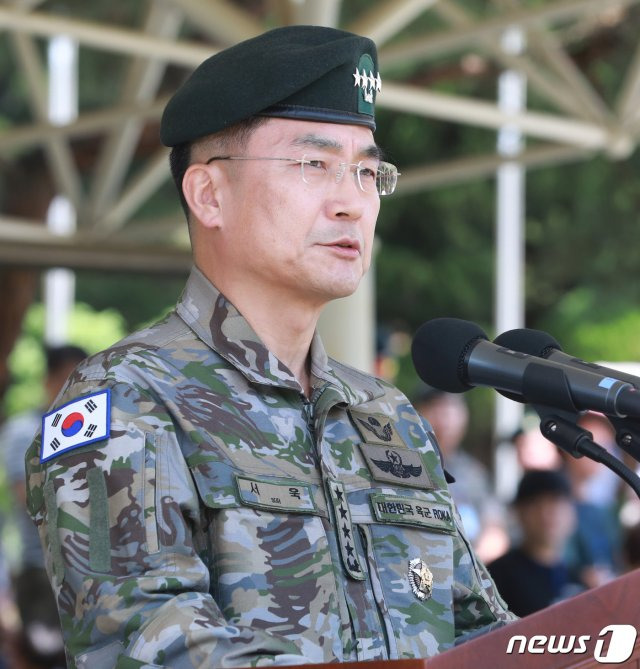 서욱 육군참모총장 고향 프로필 나이 학력 경력 직급 부인 아내 손소진 결혼 자녀 딸 종교 육군사관학교 기수 국방부장관