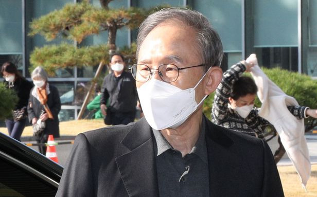 이명박 전 대통령 형집행정지 3개월 결정 일시 석방 경기 안양교도소에 수감돼 있던 이명박(81) 전 대통령 당뇨 기관지염 지병 입원과 퇴원 반복 서울대 병원에 입원 중