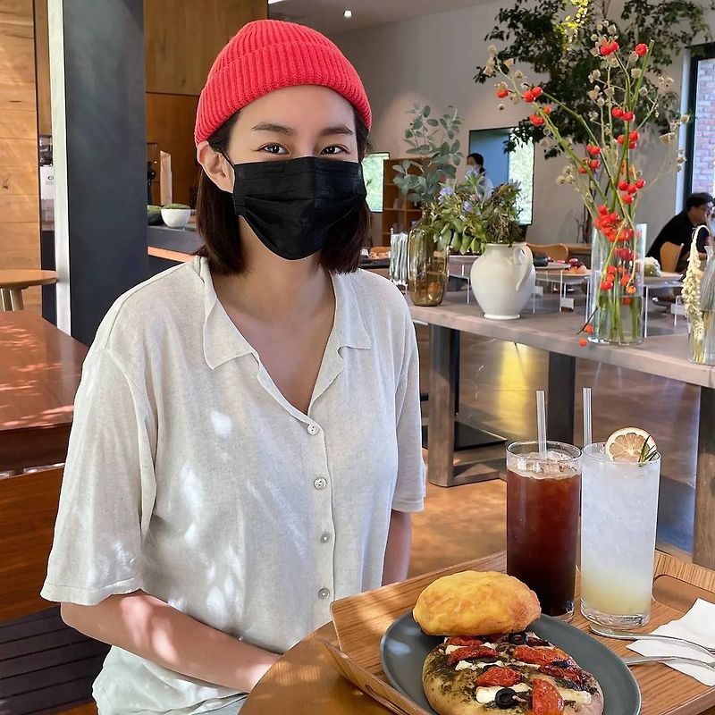 '8kg 요요' 유이, 누구랑 데이트 갔나...다 가려도 연예인 [SNS 사진]