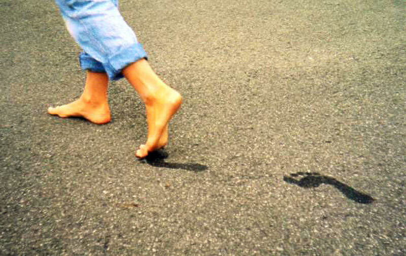 보행 요령이 당신의 삶에 몇 년을 더해준다 Secret Side Effects of Walking With Your Shoes Off, Says Science