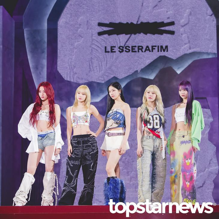 르세라핌(LE SSERAFIM)이 누구도 예상하지 못한 이야기로 돌아왔다.