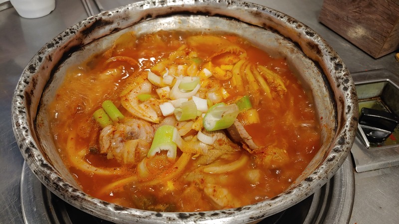 돼지고기가 김치가 통으로 들어있는 집밥 느낌, 양푼이 찌개마을