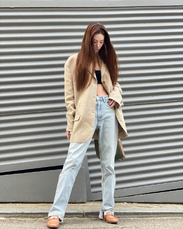170cm·51kg' 나나, 재킷 안 '파격' 브라톱...다리길이에 복근까지 다 갖췄네