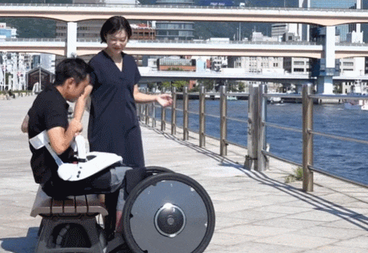 사람들 속을 더욱 안전하게 다닐 수 있는 로봇 휠체어  VIDEO: Robotic wheelchairs to move through crowds smoothly and safely