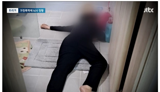 피 흘리며 쓰러져 있는 아내 방치한 채 테니스 간 남편 아내 뇌사 남편 구속