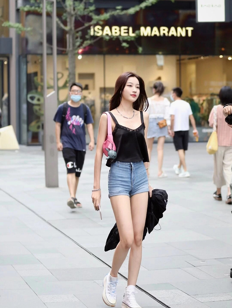 여자청반바지 입고 패션 코디한 중국 사천성 미녀들
