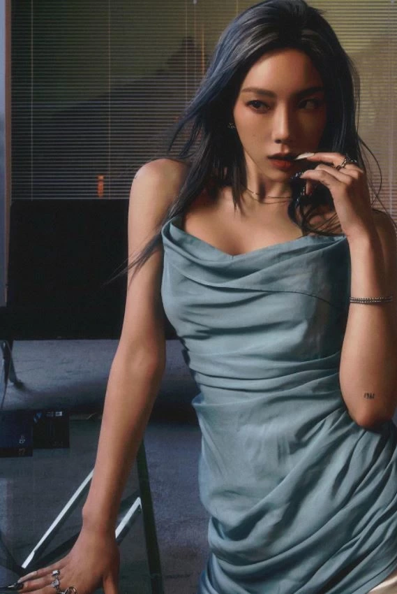 현아 눌렀다! 짧은 슬립 입고 사진 찍은 태연 '노출 수위' [사진]
