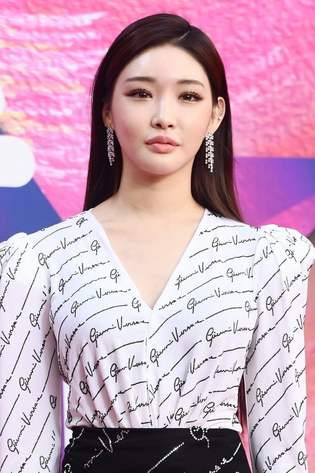 컴백 3일 앞둔 청하 코로나19 확진 