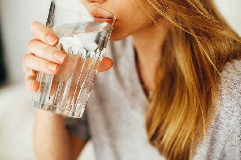 체내 수분 유지 8가지 쉬운 방법 8 Easy Ways to Stay Hydrated, According to a Celebrity Nutritionist
