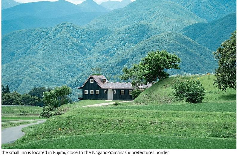 벚나무로 왕관 쓴 배 같은 휴양지, 고도마리 후지 Sited in rural japan, this exclusive retreat by terunobu fujimori recalls a sailing ship