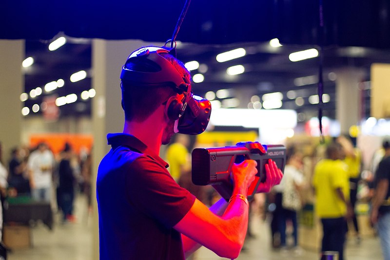 가상현실(Virtual Reality, VR) 기술의 발전과 적용