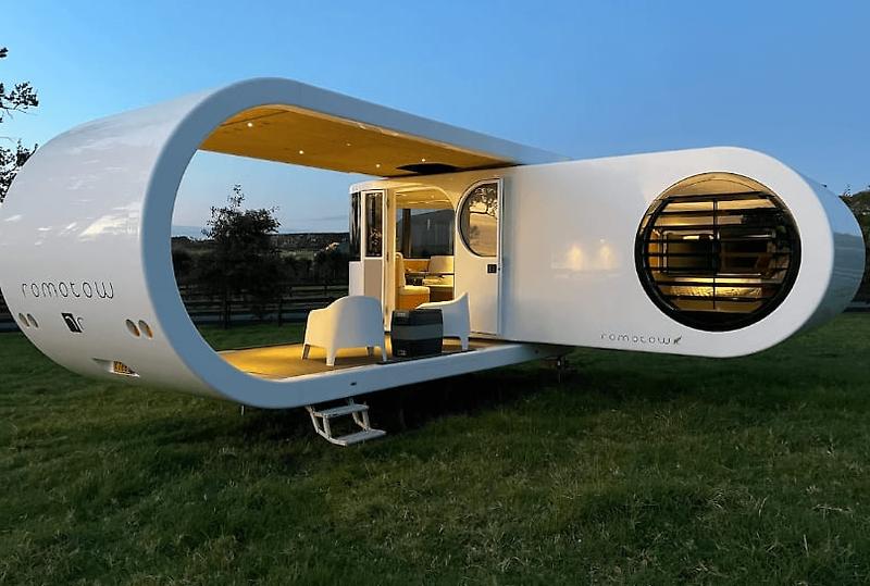 미래형 여행용 스위블링 캠퍼 트레일러 VIDEO: Futuristic Travel Trailer Swivels Open To Reveal a Deck for Lounging on the Road