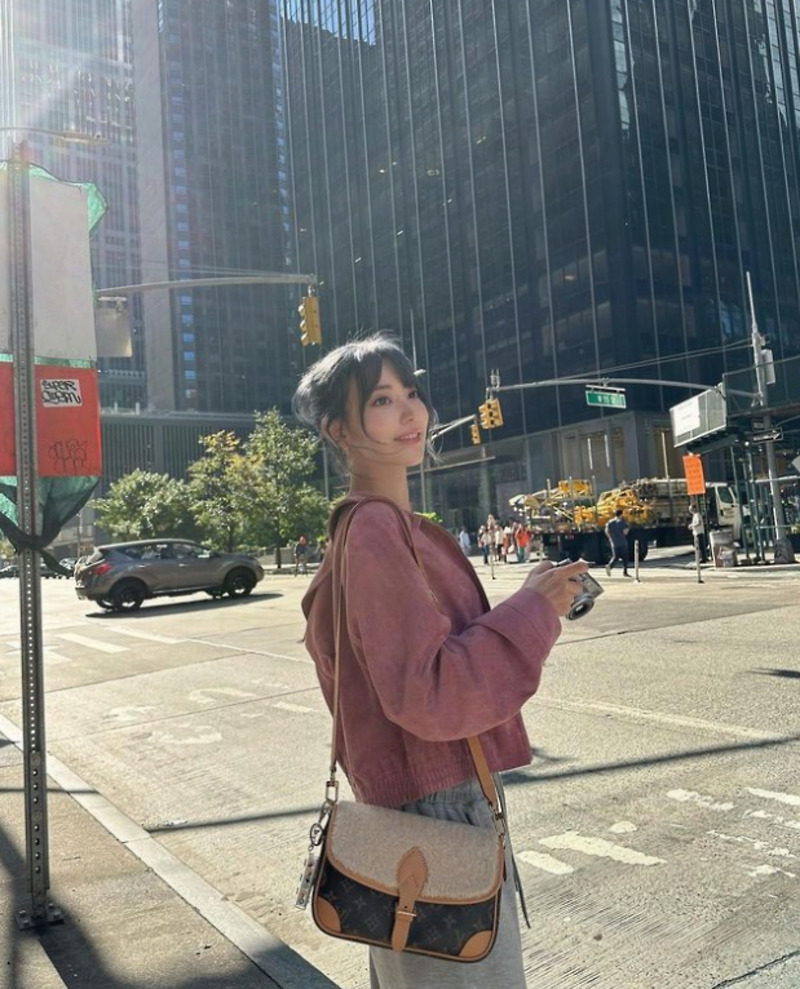 르세라핌 사쿠라 뉴욕 여행룩 남과 밤의 온도차