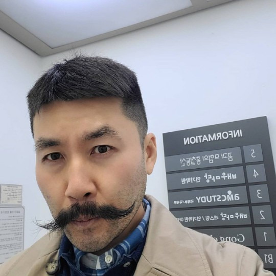 노홍철, 누군지 못 알아보겠네..파격 콧수염 