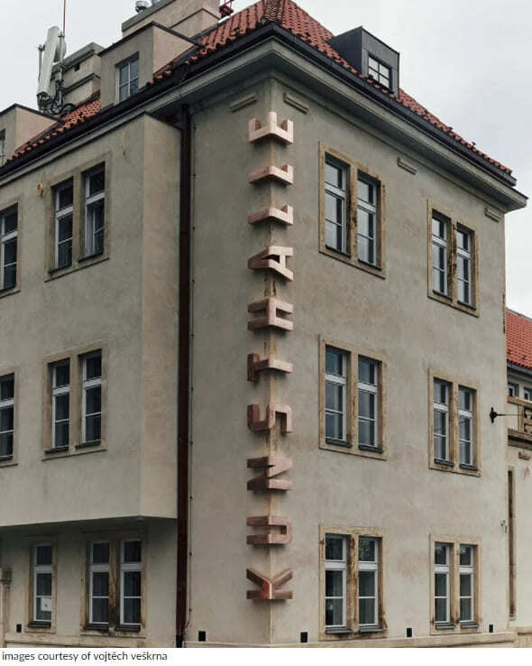 건물 모퉁이에서 휘어진 독특한 메탈릭 글자 로고  VIDEO: Bent bronze letters embrace the corner of kunsthalle praha building