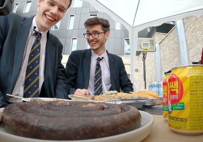 뭐? 순대보고 뱀이라고?...영국 고교생들의 한국 분식 시식기 VIDEO:British high school students's Unique Korean food experience