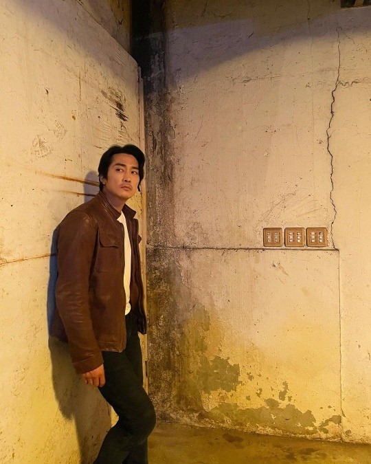 송승헌, 가만히 서있어도 화보가 되네...상남자 포스 뿜뿜