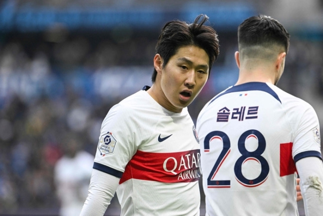클린스만호 에이스 이강인 PSG 슈퍼컵 우승 트로피 들고 아시안컵 향하나