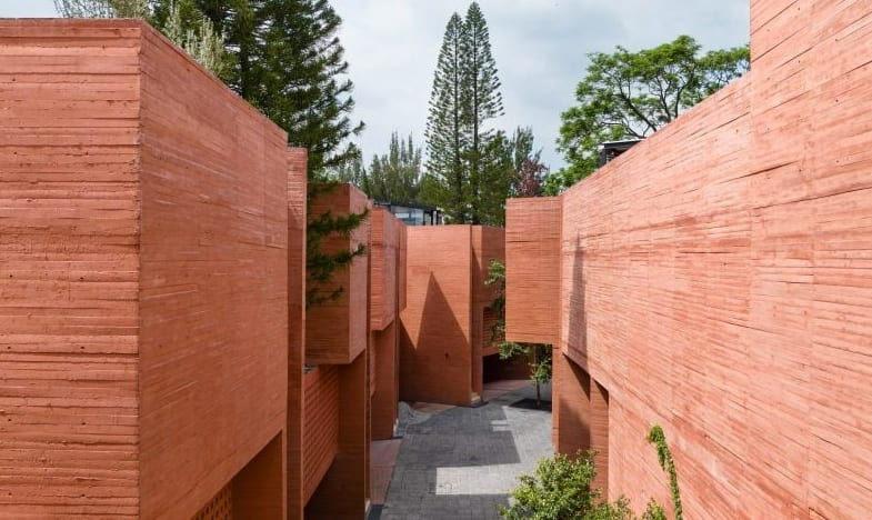 멕시코의 유색 콘크리트 하우징 블록 Geometric perforations characterise coloured concrete housing block in Mexico
