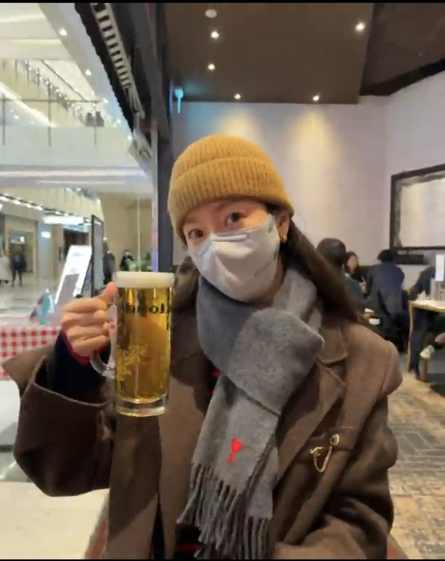 한지민, 40대 나이 믿기지 않는 상큼 미모! 정려원 