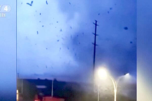 기현상 토네이도 중국 곳곳 강타...초토화 수십명 사망 VIDEO:Back-to-back Tornadoes Kill 12 in China