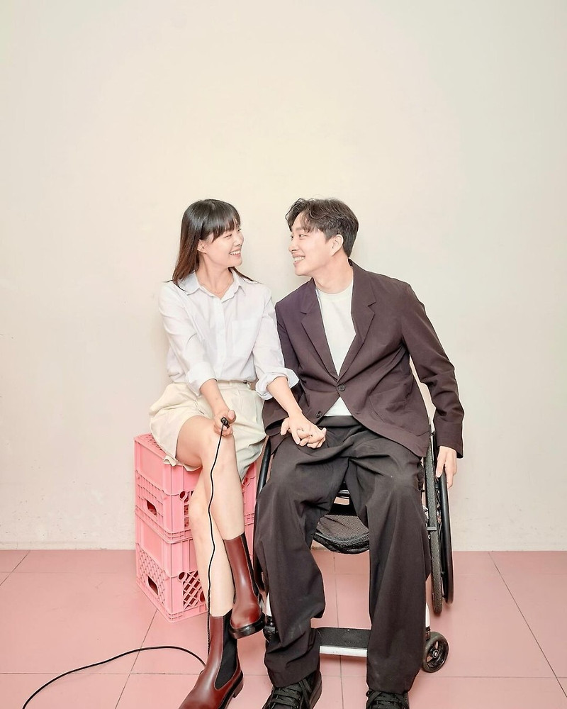 시크릿 송지은, 전신마비 극복 유튜버 박위와 깜짝 열애 발표...